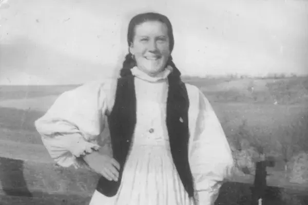 79.) Nő viseletben. Mezőség, 1960-as évek
