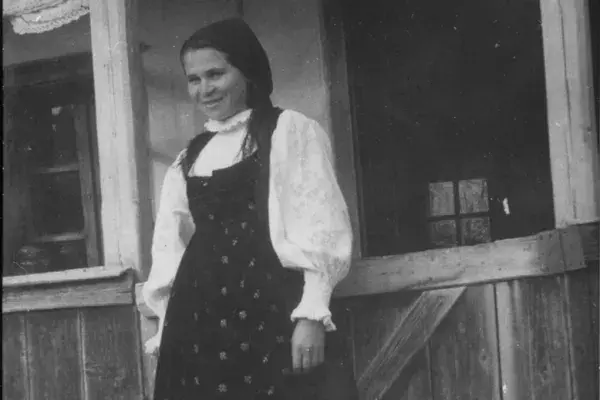 80.) Nő viseletben. Mezőség, 1960-as évek