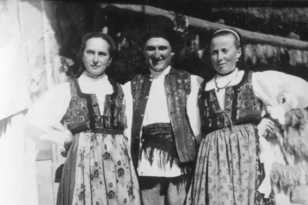 33.) Két nő és egy férfi mezőségi viseletben. Mezőkeszü, 1960-as évek
