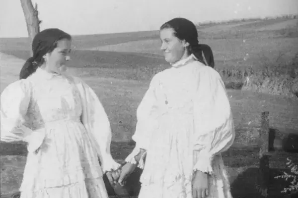 50.) Lánybarátok ( Balla Etelka ) fehér viseletben. Feketelak, 1960-as évek