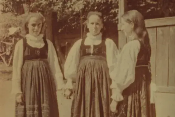 25.) Három lány mezőségi viseletben. Mezőkeszü, 1960-as évek