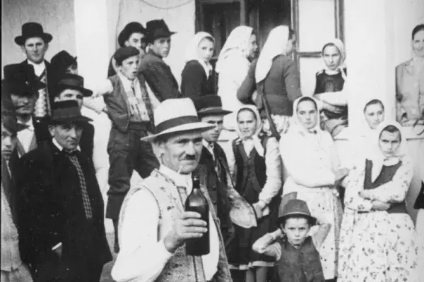 15.) Nézelődő és mulató falusiak - Kallós Zoltán, Andrásfalvy Bertalan megrendezett filmfelvétele, gyűjtése. Mezőkeszü, 1963. október 02. 