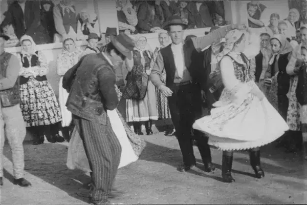 16.) Mezőségi páros táncok - Kallós Zoltán, Andrásfalvy Bertalan megrendezett filmfelvétele, gyűjtése. Mezőkeszü, 1963. október 02. 