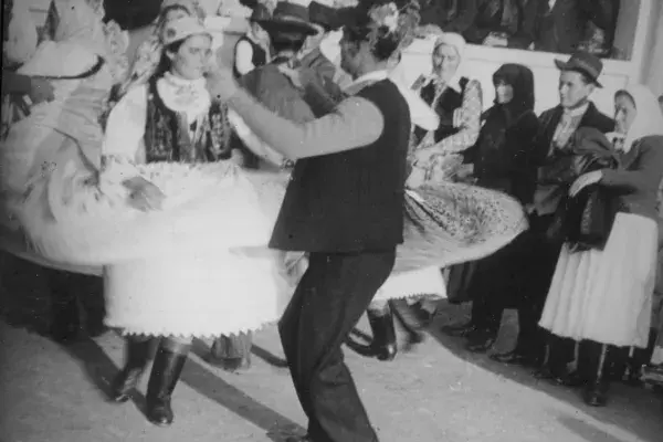 17.) Mezőségi pár tánc közben - Kallós Zoltán, Andrásfalvy Bertalan megrendezett filmfelvétele, gyűjtése. Mezőkeszü, 1963. október 02. 