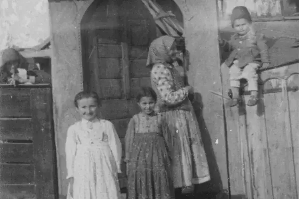 56.) Gyerekek egy ház kapuja előtt, viseletben. Mezőség, 1960-as évek