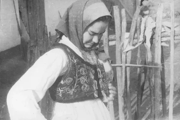 42.) Asszony mezőségi viseletben, hímzett bőrmellesben. Mezőkeszü, 1960-as évek 