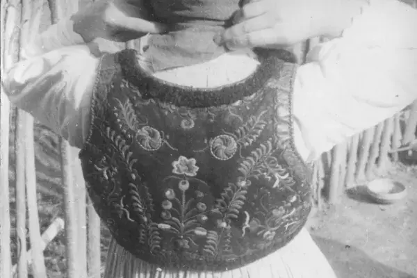 43.) Asszony mezőségi viseletben, hímzett bőrmellesben. Mezőkeszü, 1960-as évek 