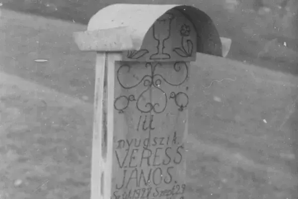 61.) Díszes fejfa magyar sírfelirattal. Mezőség, 1960-as évek