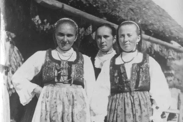 34.) Lányok viseletben. Mezőkeszü,1960-as évek