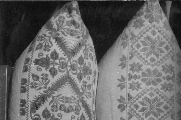 66.) Hímzett párnavégek. Mezőség, 1960-as évek