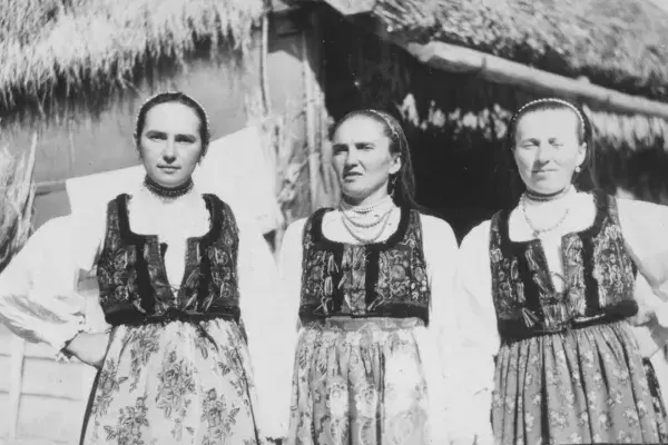 37.) Lányok viseletben, Mezőkeszü, 1960-as évek