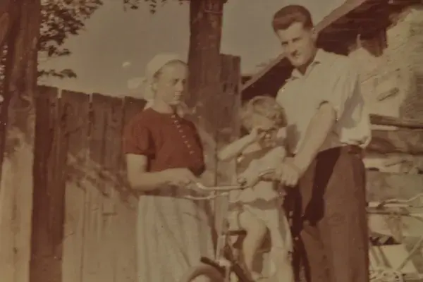 53.) Családi kerékpárral (Balla Ferenc, Balla Ferencné Szász Etelka gyermekükkel). Feketelak, 1960-as évek