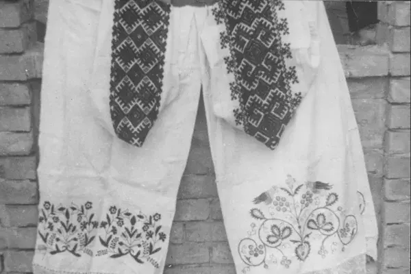 69.) Hímzett varrottasok, lepedővégek, terítők kiterítve. Mezőség, 1960-as évek