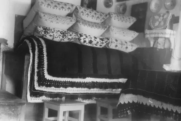 48.) Tisztaszoba, vetett ággyal. Mezőkeszü, 1960-as évek
