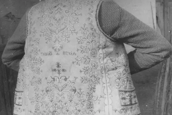 44.) Férfi bőrmellény hímzéssel, névvel díszítve (Tóbiás István). Mezőkeszü, 1960-as évek