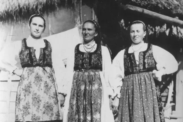 35.) Három mezőségi lány viseletben a ház előtt. Mezőkeszü, 1960-as évek