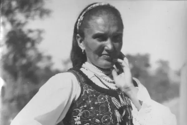 38.) Nő viseletben. Mezőkeszü, 1960-as évek