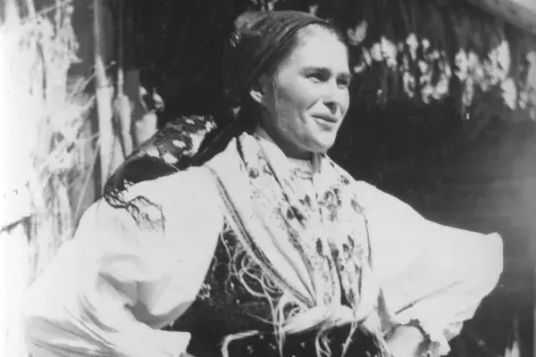 32.) Asszony viseletben. Mezőkeszü, 1960-as évek