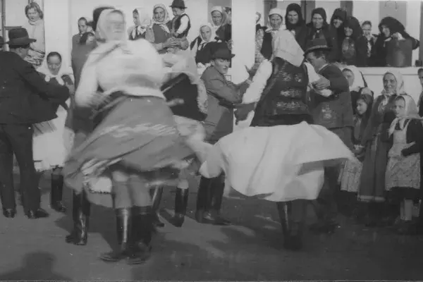 18.) Mezőségi páros táncok - Kallós Zoltán, Andrásfalvy Bertalan megrendezett filmfelvétele, gyűjtése. Mezőkeszü, 1963. október 02. 