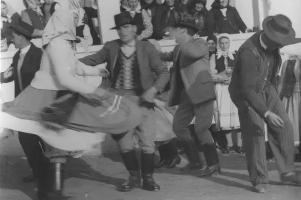 19.) Mezőségi páros táncok - Kallós Zoltán, Andrásfalvy Bertalan megrendezett filmfelvétele, gyűjtése. Mezőkeszü, 1963. október 02. 