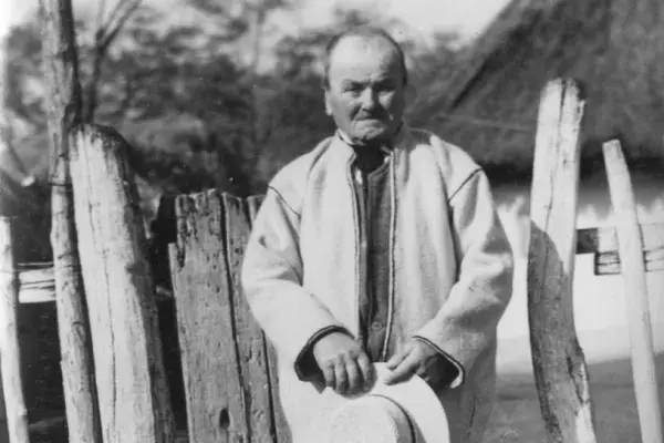 81.) Idős férfi kalappal a kezében. Mezőség, 1960-as évek