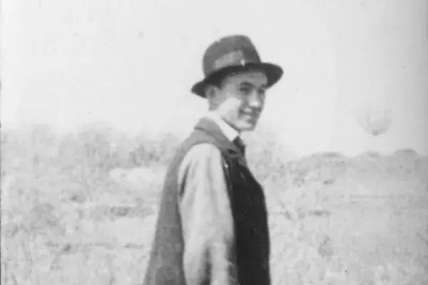 83.) Férfi gólyalábakon. Mezőség, 1960-as évek