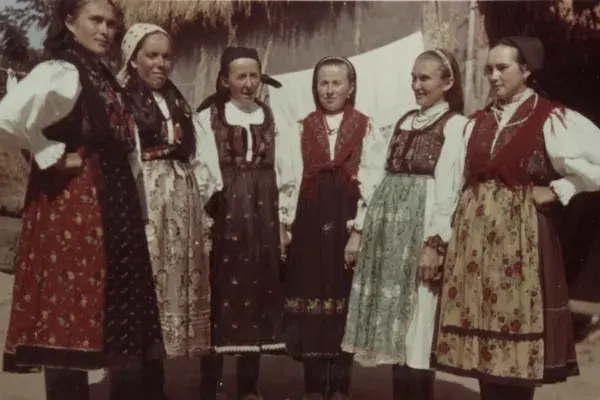 40.) Nők  viseletben. Mezőkeszü, 1960-as évek