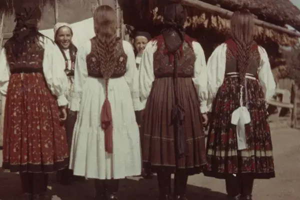 41.) Hajfonatok és viseletek. Mezőkeszü, 1960-as évek