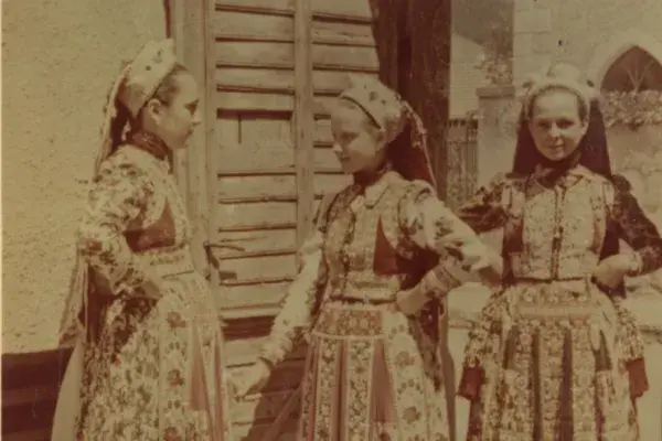 13.) Tötszegi  Anna, Horváth Katalin "Domi", Simon Katalin "Tatár". Méra, Hangya-telek, 1961. október 13.