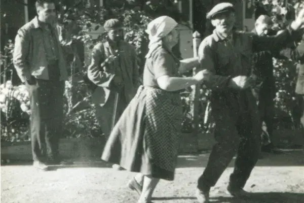 3.) Mezőségi páros tánc, táncfilmezés: Kallós György "Duka" és Kallós Györgyné-háttérben Kallós Zoltán és Sztojka József kontrás. Válaszút, 1961. október 12.