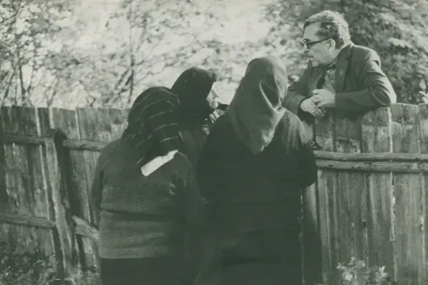 86.) Kallós Zoltán asszonyokkal beszélget. 1970-80-as évek