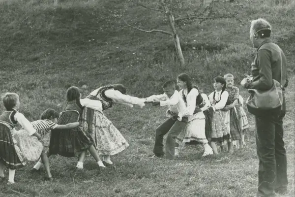 91.) Kallós Zoltán a Balladák filmje forgatásán: Gyerekjátékok. Visa, 1984. május 10.