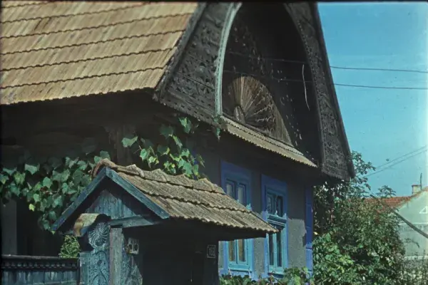 94.) Faragott kapu és házhomlokzat. Inaktelke, 1980-as évek