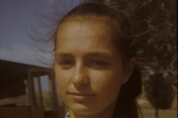 108.) Portré fiatal lányról. Visa,  1988. július 16.