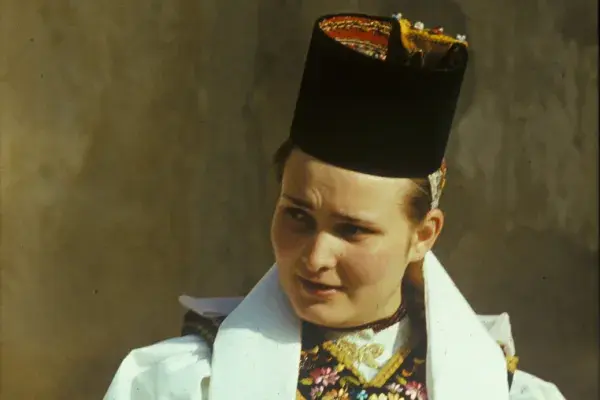 9.) Szász leány viseletben. 1960-70-es évek