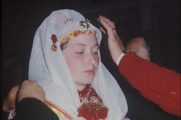 124.) Bálint Etelka öltöztetése, igazítása. Türe, 1980-as évek