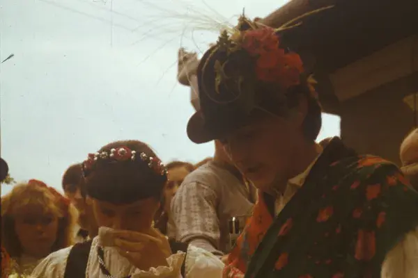 93.) Kis Ibolya menyasszonyt búcsúztatja Kis Tibor. Visa, 1987. augusztus 01.