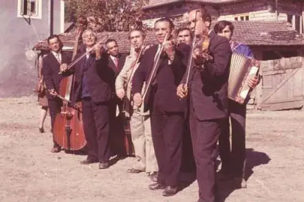 115.) Kalotaszegi zenészek : Lőrincz Adalbert "Ötvös Berci", Tóni Rudolf brácsás,  Varga Ferenc "Csipás" prímás, Berki Ferenc "Árus", Fodor Sándor „Neti Sanyi” prímás, Czilika Ödön bőgős, Gálfi Lajos bőgős, Berki Jenő harmonikás. 1980-as évek