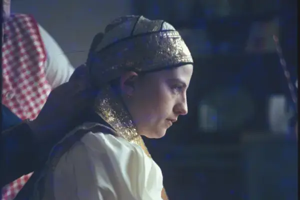 16.) Szász fiatalasszony öltöztetése, igazítása. 1960-70-es évek