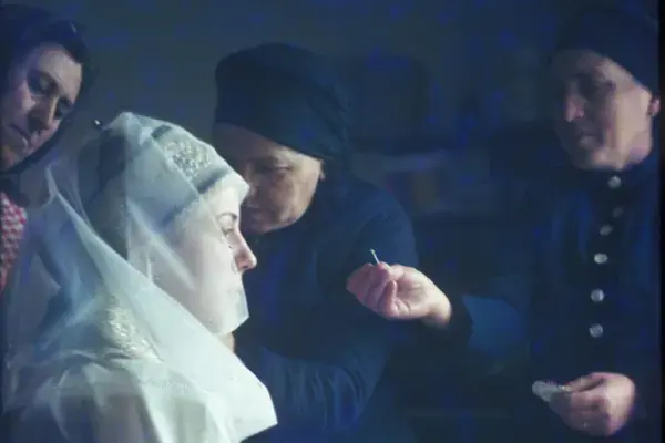 17.) Szász fiatalasszony öltöztetése, igazítása. 1960-70-es évek