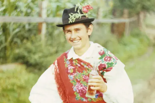 99.) Fodor Sándor vőfély itallal a kezében. Visa, 1987. augusztus 01.