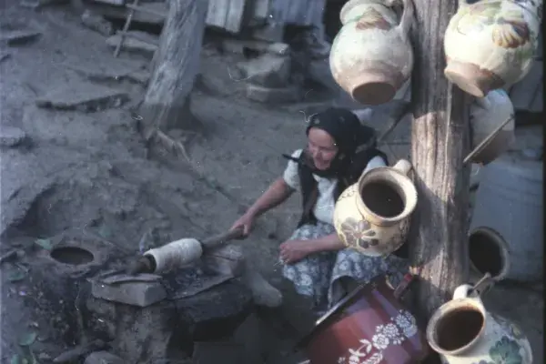 92.) Idős asszony - Fodor Rozália nyílt tűzön kürtőskalácsot készít. Visa, 1986. szeptember 20.