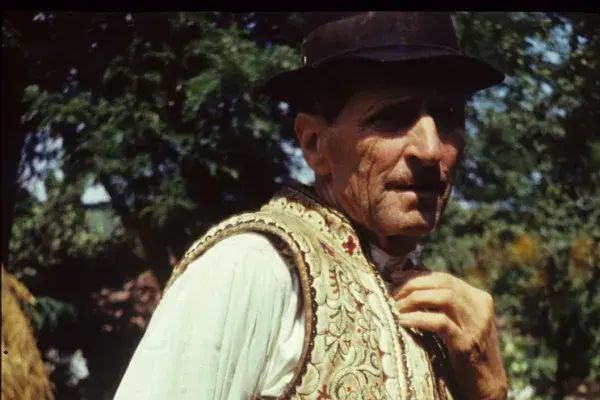 87.) Idős férfi bőrmellényben. Mezőkeszü, 1970-80-as évek