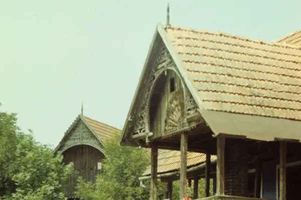 93.) Díszes, faragott házoromzat és tornác. Inaktelke, 1980-as évek