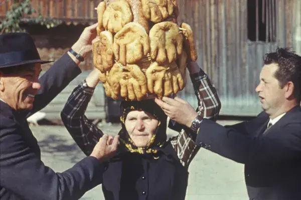 113.) Lakodalmi kalács (ujjas pánkó) felmutatása. Felszeg, 1980-as évek