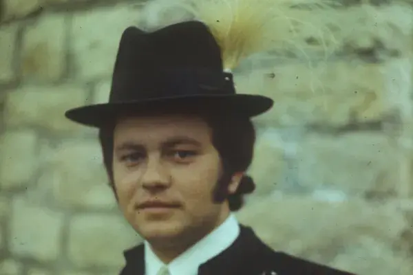 97.) Portré férfiről kalotaszegi cifraszűrben. Méra, 1980-as évek