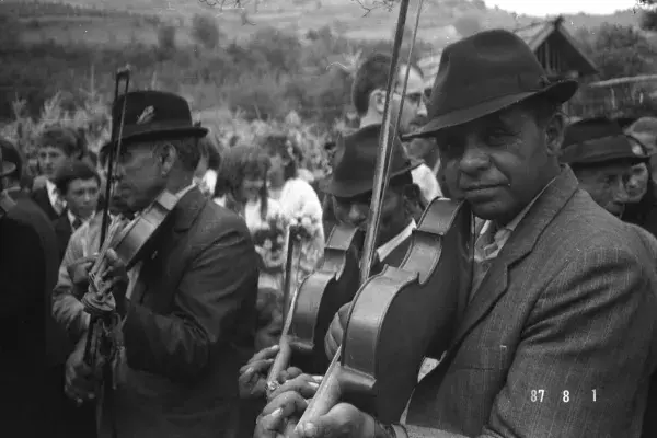 103.) A magyarpalatkai Macingo banda lakodalomban: Macingo Ignác "Náci" (hegedű), Antal Imre (kontra), Antal János (kontra). Visa, 1987. augusztus 01.