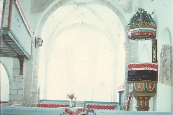 130.) Templombelső hímzett terítőkkel. Nádas mente, 1980-as évek