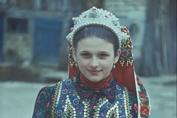 79.) Kozma Erzsébet "Nuki" nagypénteki gyászviseletben. Méra, 1970-es évek