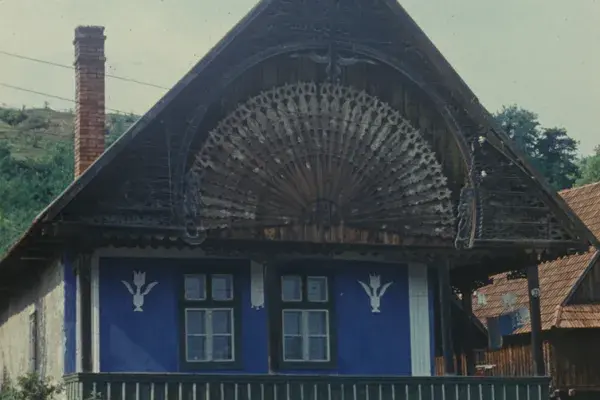 95.) Díszes, faragott ház oromzat. Inaktelke, 1980-as évek